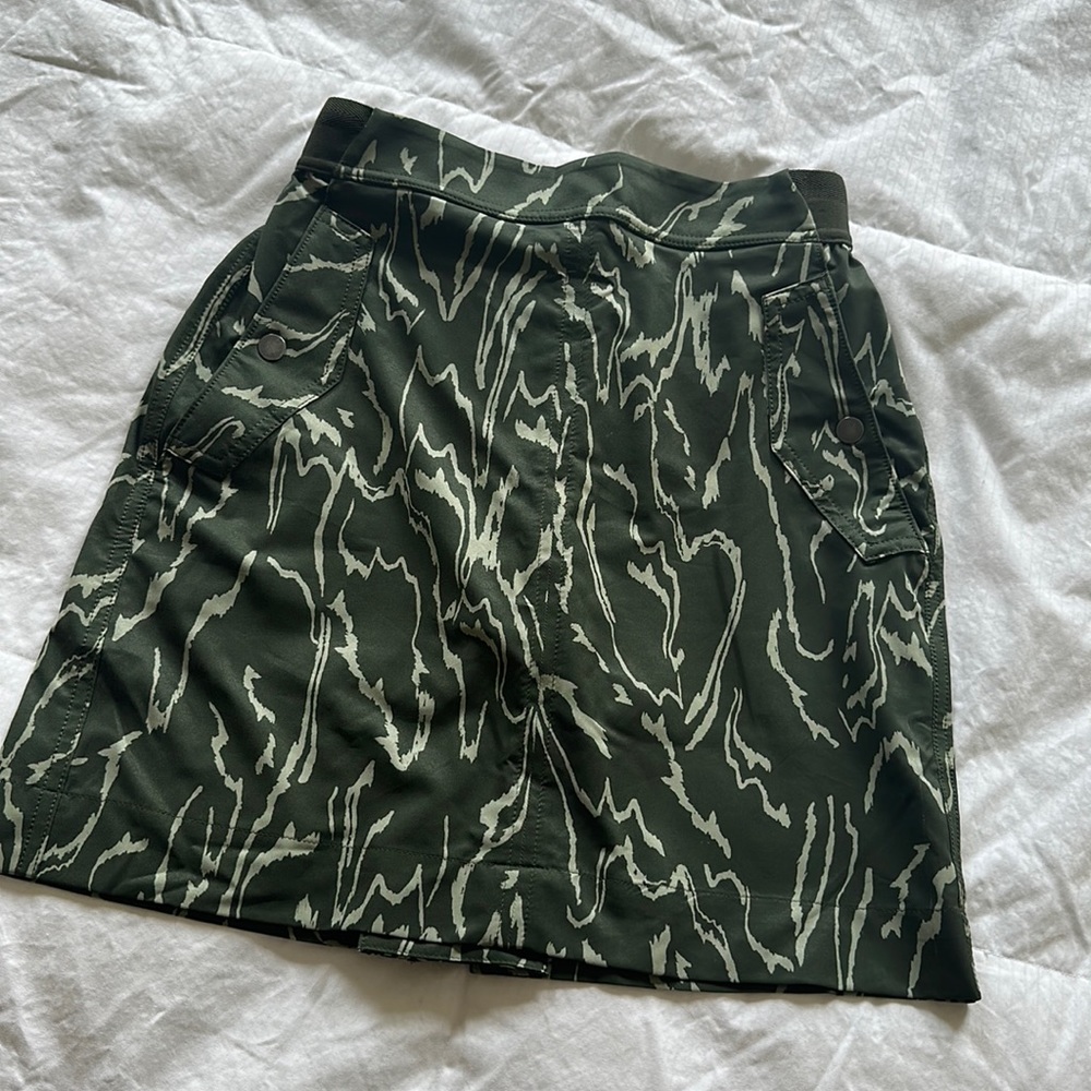 Athleta skort in two tone green. Mesh under shorts and back and side pockets.